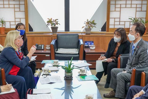 페르난데즈 주한 EU대사, 김사열 균형발전위원장 예방…협력 논의