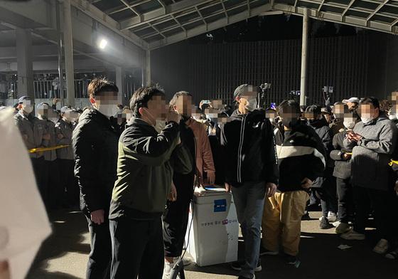 '부정선거' 외치며 대선 투표함 탈취한 유튜버들…법원 판단은