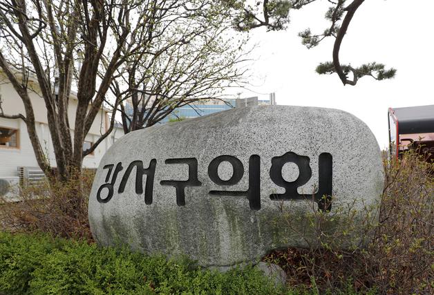 서울 강서구의회 주차장 사고 엇갈린 주장…"뺑소니" vs "자작극"