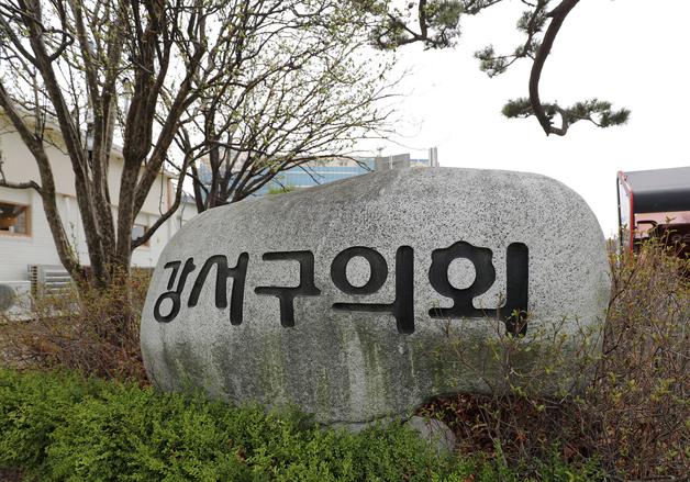 서울 강서구의회 주차장 사고 엇갈린 주장…"뺑소니" vs "자작극"