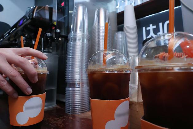 "손님 불만은 자영업자가"…'컵 따로 계산제'에 자영업자·시민 '우려'