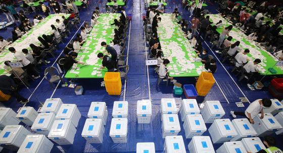 "지선, 여당에 힘 실어야" 55%…민주 44%·국힘 21%