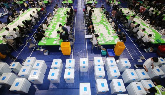 "지선, 여당에 힘 실어야" 55%…민주 44%·국힘 21%