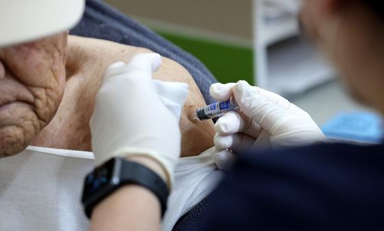 감기처럼 시작해 생명 위협…국내 첫 고위험군 RSV 백신 '엠레스비아'