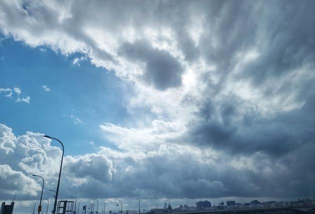 [오늘의 날씨] 경기(18일, 일)…낮 영상권, 오후부터 '흐림'