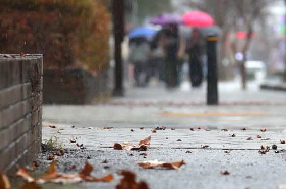 [오늘의 날씨] 전북(15일, 목)…낮 최고 14도, 오전까지 빗방울
