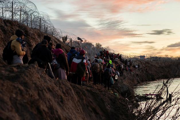 트럼프, '망명 신청 기각' 추진…"제3국으로 보내라"
