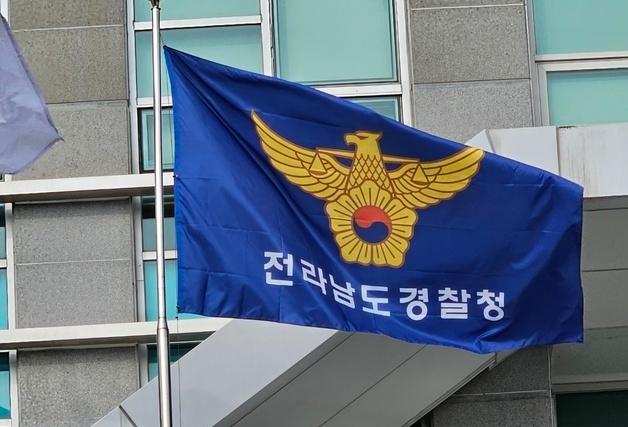 호남고속도로서 25톤 윙바디 트럭 전도…맥주 320박스 쏟아져