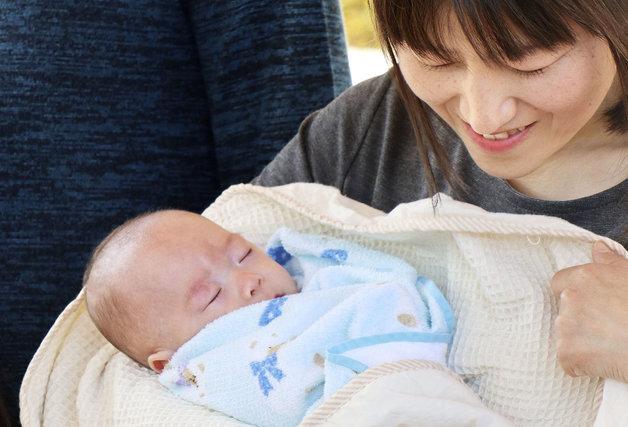 日 올해 출생아 67만명 붕괴…정부 예측보다 16년 앞당겨져