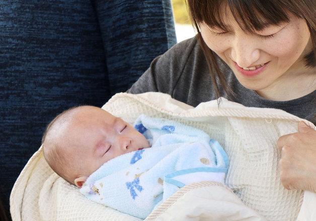 '저출산 비상' 日, 산모 분만비 전액 무상 추진…이르면 2027년 시행  