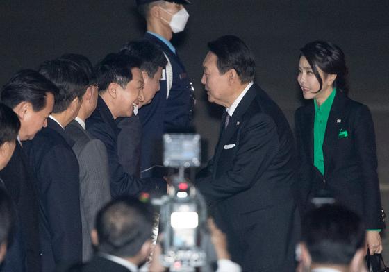 특검, 내달 5일 김기현 아내 피의자 소환…김건희에 로저비비에 건네