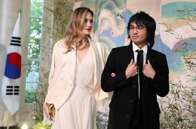 '연대생' 앤젤리나 졸리 장남 매덕스까지…父 브래드 피트 '성' 뺐다