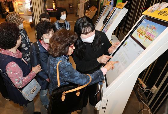 한글햇살버스 확대·AI 교육 지원…교육부, 성인 문해교육 강화