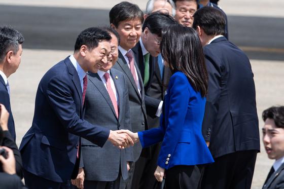 특검, '김건희에 로저비비에 선물' 김기현 국힘 의원 부부 기소