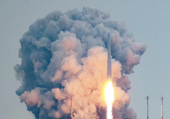 '한정된 위성 궤도'…중요해지는 우주 쓰레기 청소