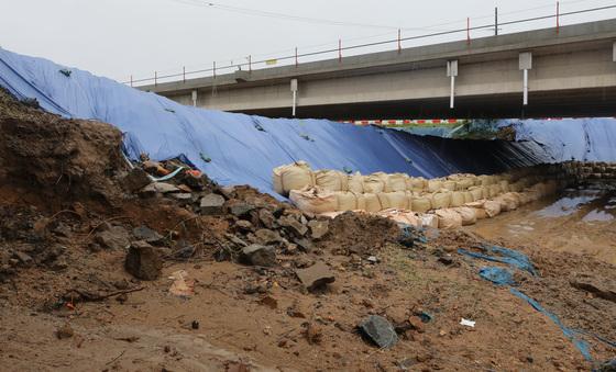'오송참사 제방 부실 관리' 행복청·금강청 공무원들 혐의 부인