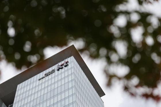 'BTS 콘서트 명당' KT 사옥 21일 전면폐쇄…스벅·파바도 닫는다