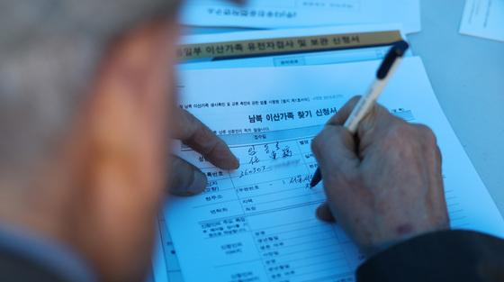 이산가족 사망자 10만 명 넘어…생존자 65%가 70대 이상 고령자