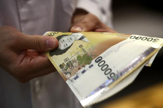 지인에 '위조지폐' 100만원 전달한 20대 구속…제작 경위 수사