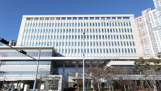 빌라 관리비 문제로 갈등 빚던 이웃 살해 60대 '징역 18년'