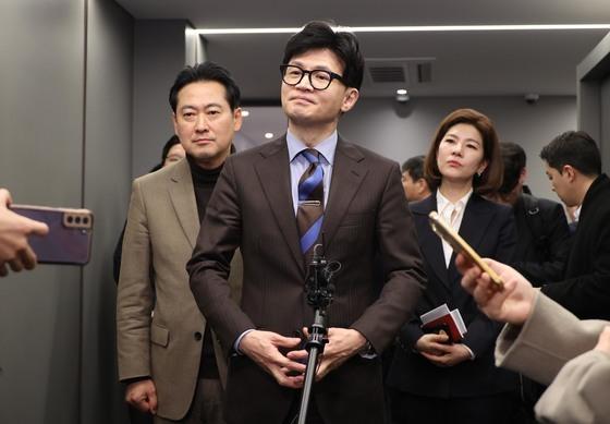 원희룡 "돌덩이 치우겠다"…이재명 "지역구 그대로 나간다"