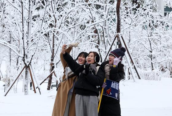 [오늘의 날씨] 강원(1일, 일)…산지 최대 5㎝ 눈