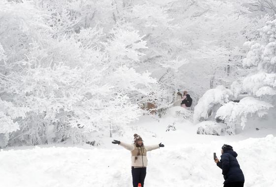 제주도 산지·중산간 대설특보 모두 해제…산간도로 운행 정상화