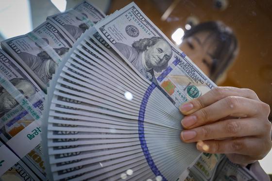 우리銀 "美, 원화 약세 과도하다 지적…달러·원 환율 내릴 것"