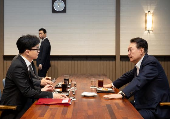 한동훈 "난 尹 탬버린 아닌 경종 선택…장동혁 비판 않고 민주당과 싸워"