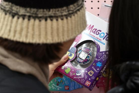 '추억의 다마고치' 레트로 타고 젠지·부모 다 홀렸다…1억개 돌파