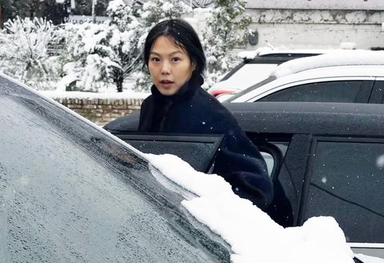  임신한 상태였네…김민희♥홍상수, 연말 폭설 데이트 포착 때 모습은 