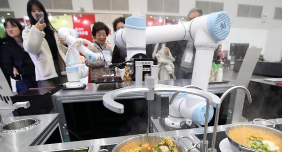 고속도로 휴게소는 이미 로봇 전성시대…4년새 30배 증가