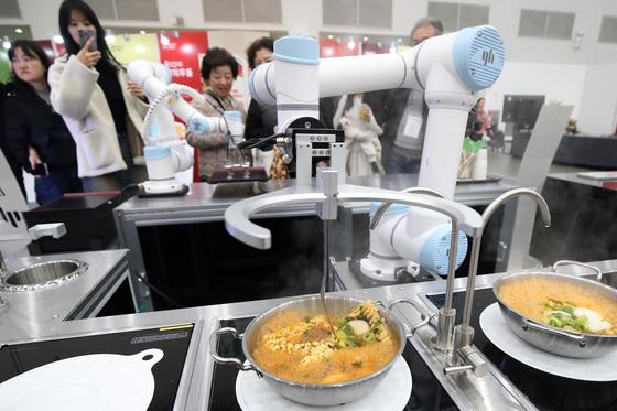 고속도로 휴게소는 이미 로봇 전성시대…4년새 30배 증가