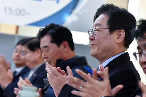 中企 '글로벌'로 키우고 소상공인 코로나 빚 '탕감' 추진