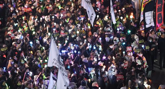 응원봉 들고 계엄 저지한 韓 시민, 노벨평화상 후보 추천