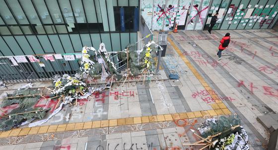 '46억 래커칠' 동덕여대 11명, 결국 재판행…학생측은 반발