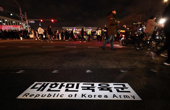 "영화 너무 많이 봤나"…국회 단전 지시와 양심 지킨 군인들