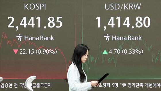 [12·3계엄 1년] 흔들린 한국 경제…성장률 2%→0.9% '반토막'