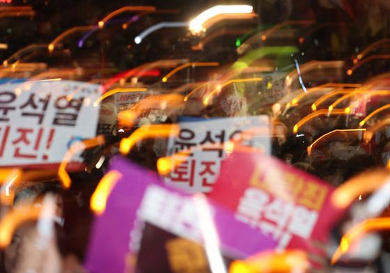 韓에 박수 보낸 이코노미스트…"올해 심각한 민주주의 위기 극복"