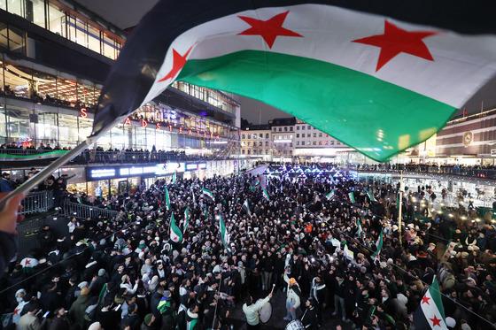 아사드 몰락에 중동 세력 재편…러·이란 울고, 튀르키예 웃고