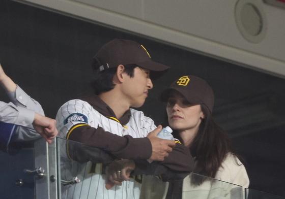 송중기♥케이티, 첫 부부 동반 일정…가온 솔로이스츠 공연 오른다