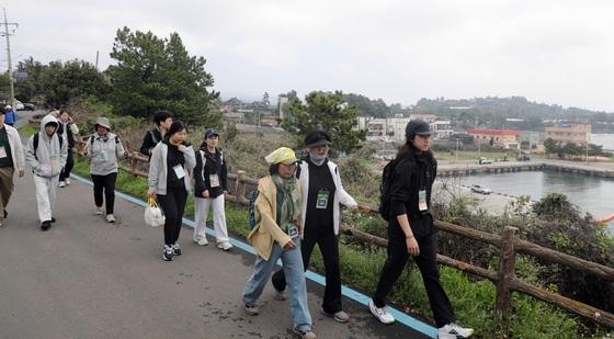 제주올레,연 6630억 소비 유발…지역경제 생산 효과 1조2240억 