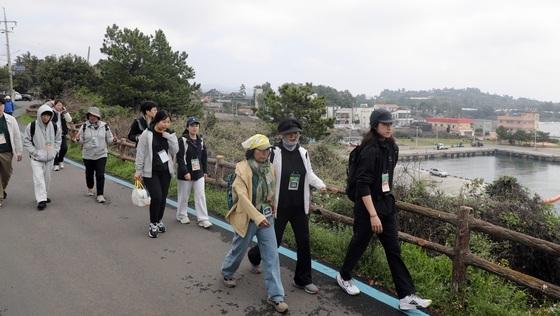 제주올레,연 6630억 소비 유발…지역경제 생산 효과 1조2240억 