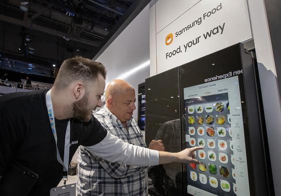 "푸드 AI 원조 누구지"…삼성 패밀리허브 냉장고 11년 혁신史