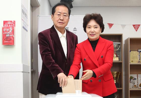 사전투표 한 홍준표 "투표함 관리 잘하길…본투표 때 박지원과 개표방송"