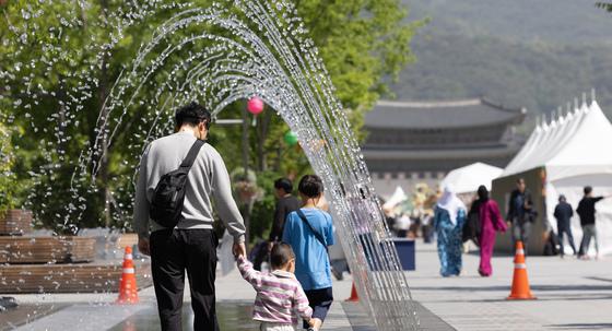 "아이 돌보고 올게요"…억대 연봉 은행원 파파 '육아휴직' 바람