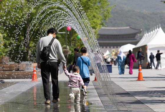 "아이 돌보고 올게요"…억대 연봉 은행원 파파 '육아휴직' 바람