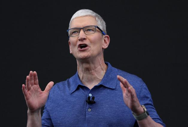 팀 쿡, 내년 중으로 물러날 듯…애플, 승계 계획 본격화