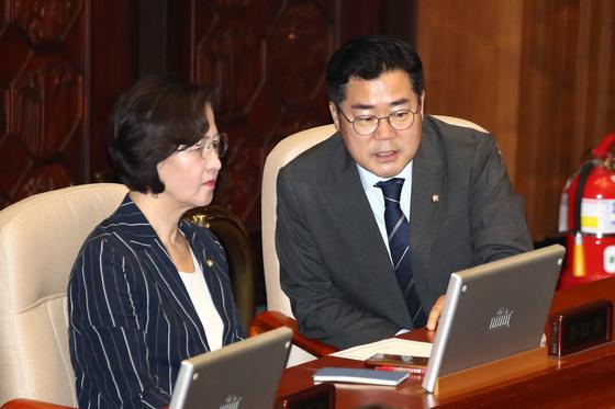 추미애, 친명계 강연서 "내란재판부 필요"…박찬대 "내란종식 아직"