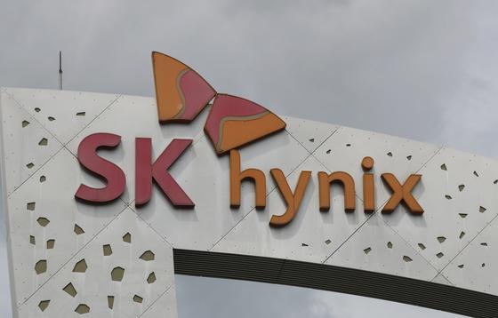 "오라클 쇼크" 하이닉스 3.75% 급락…삼성전자도 11만 찍고 약세